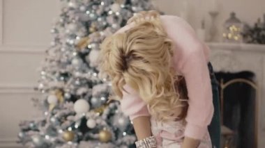 genç anne ile kızı Noel ağacı yakınındaki çalış