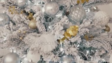 Hediyeler ile dekore edilmiş Noel ağacının yakın çekim