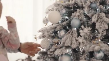 Anne, baba ve küçük kız mutlu genç aileden bir Noel ağacı süslemeleri