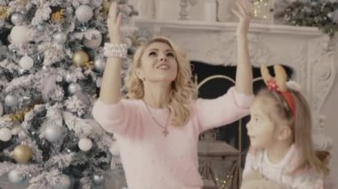 genç anne ile kızı Noel ağacı yakınındaki çalış