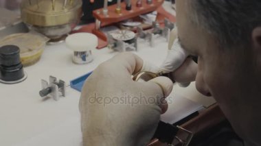 Saatçi bilek kayışını değiştiriyor.
