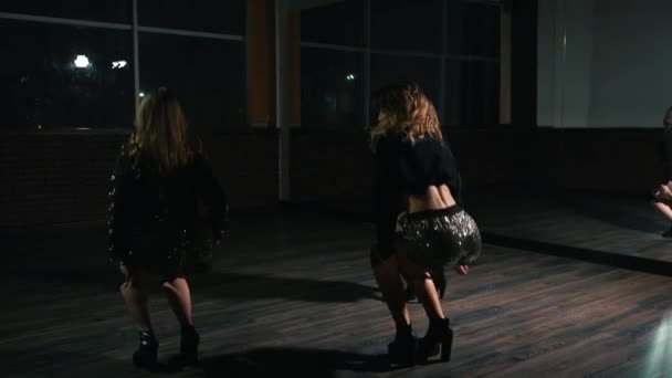 Seksi kızlar twerk yerde dans ediyor — Stok video