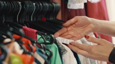 Giysi raf karıştırma yakın çekim