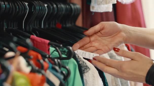 Barajar a través de perchero de ropa, primer plano — Vídeo de stock