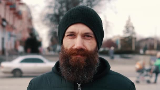 Portrait of a young bearded smiling man on the street — Stock Video