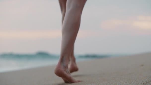 Piedi femminili a piedi lungo la riva dell'oceano — Video Stock