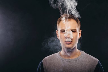 bir puro sigara ve duman üfleme acımasız adam