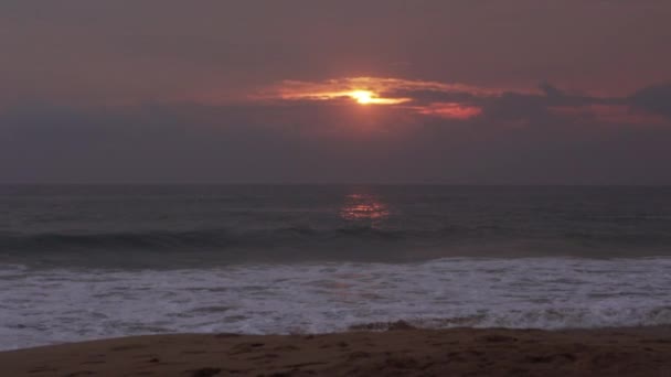 Onde dell'Oceano Indiano sulla riva, rallentatore — Video Stock