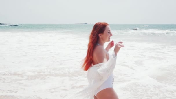 Jovem mulher gosta de relaxar no oceano — Vídeo de Stock