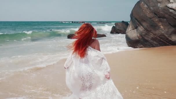 Jonge vrouw Geniet ontspannen aan de Oceaan — Stockvideo