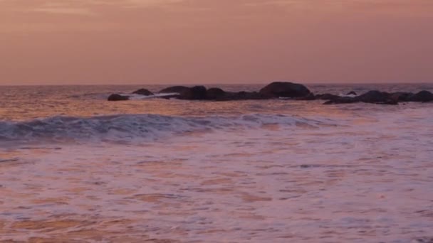 Günbatımı okyanus dalgaları Panoraması — Stok video