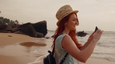 gün batımını fotoğraflarını okyanus tarafından genç kadın turist