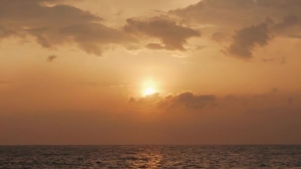 Krásný zlatý západ slunce nad Indickým oceánem
