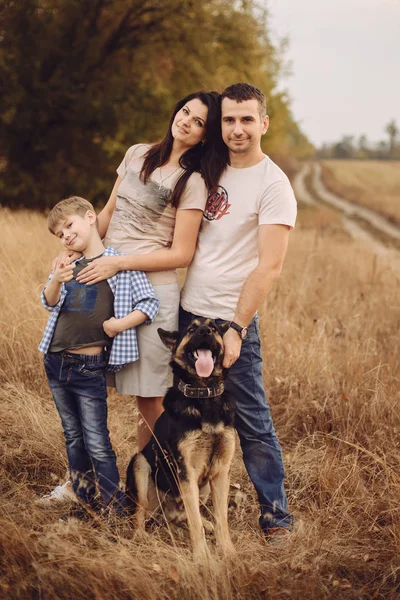 Retrato de una familia joven y sus perros al aire libre —  Fotos de Stock