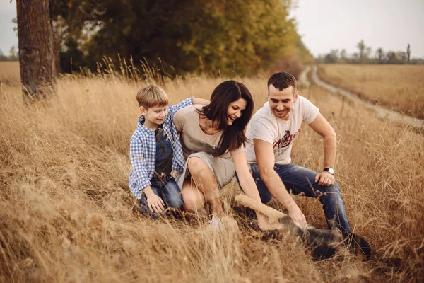 Mother and father playing with his dog outdoors — Stock Photo, Image