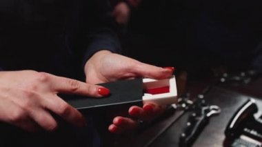 Kuaför berber dükkanı olarak onun elinde bir acımasızı dışarı atarken