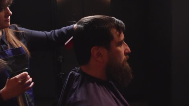 Unga skäggig man skära i barbershop — Stockvideo