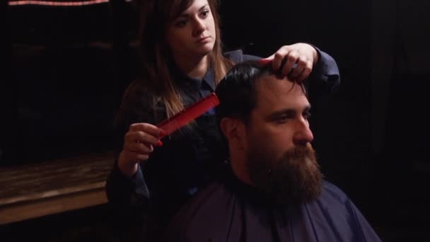 Молодой бородатый мужчина, вырезанный в парикмахерской — стоковое видео
