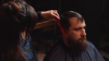 Genç sakallı adam berber içinde kesmek