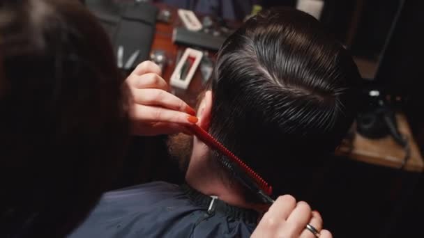 Jovem barbudo cortado na barbearia, close-up — Vídeo de Stock