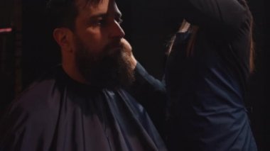 Genç sakallı adam berber içinde kesmek