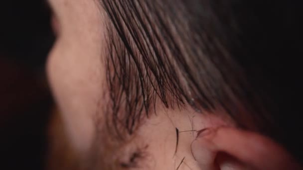 Jovem barbudo cortado na barbearia, close-up — Vídeo de Stock