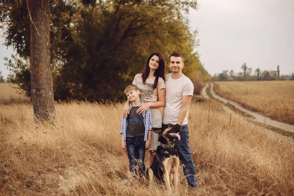 Retrato de una familia joven y sus perros al aire libre —  Fotos de Stock