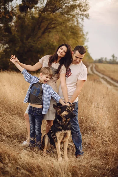 Retrato de una familia joven y sus perros al aire libre —  Fotos de Stock