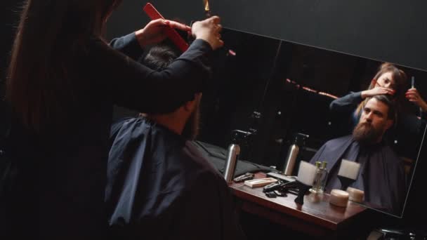 Jovem barbudo cortado na barbearia, steadicam tiro — Vídeo de Stock