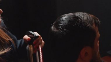 Genç sakallı adam berber içinde kesmek