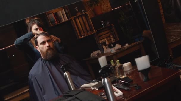 Jeune homme barbu coupé dans le salon de coiffure, steadicam shot — Video