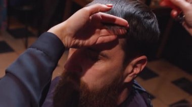 Genç sakallı adam berber içinde kesmek