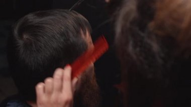 Genç sakallı adam berber içinde kesmek