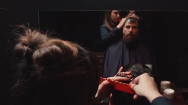 Jeune homme barbu coupé dans le salon de coiffure — Video