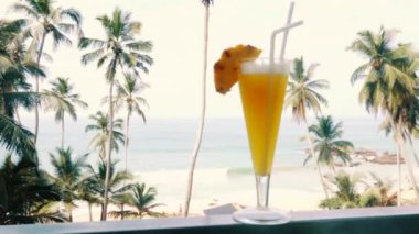 alkolsüz kokteyl tropikal plaj çerçevede bir bardakta ananas
