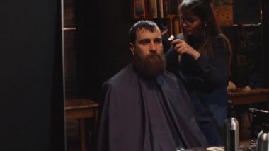 Kuaför Saç istemcinin düzeltici ile keser.