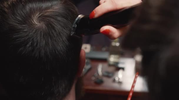 Peluquero corta el cabello del cliente con trimmer primer plano — Vídeos de Stock
