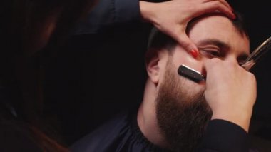 Kuaför berber müşteriler bıçak tıraş