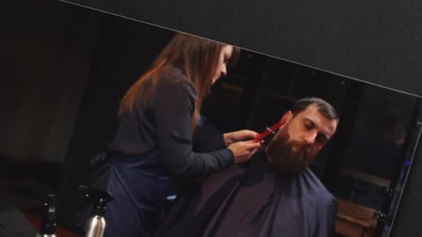 Barbiere taglia i capelli del cliente con trimmer close-up — Video Stock