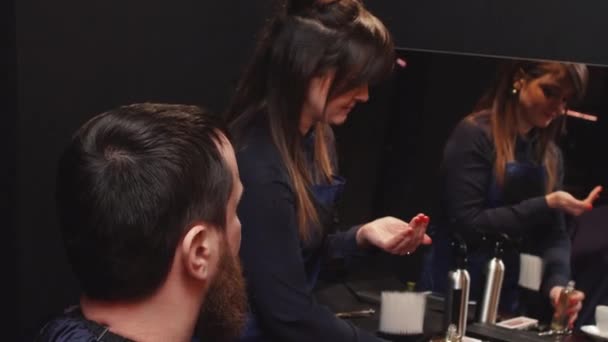 Barbier essuie la peau du client après le rasage avec de l'eau de Cologne — Video