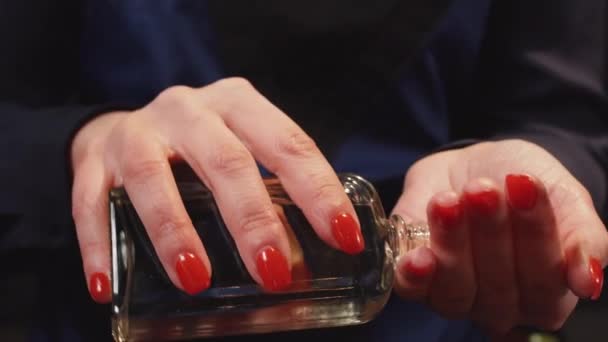Перукар п'є одеколон на долоні — стокове відео