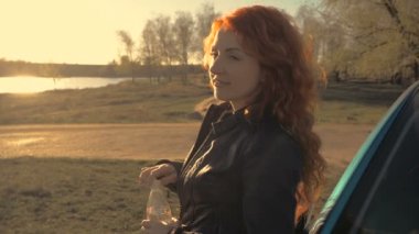 bir genç kadın içme suyu doğa arka plan üzerinde portresi