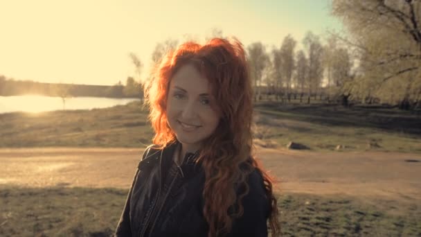 Портрет молодой рыжеволосой женщины на улице — стоковое видео