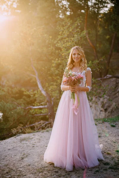 美丽的新娘站立与花束在手在自然背景 — 图库照片