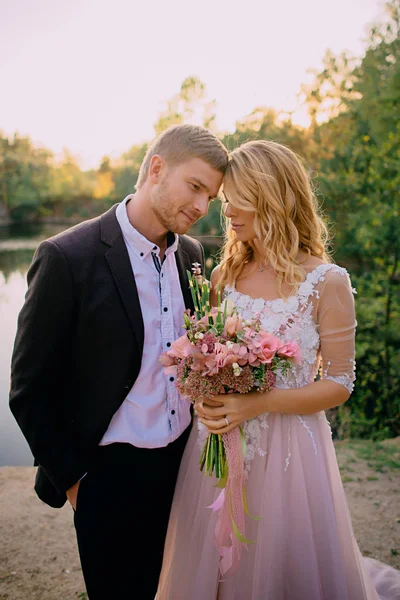 Ritratto di sposi felici su sfondo naturale — Foto Stock