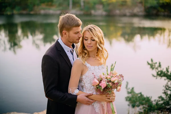 Retrato de feliz recém-casados no fundo da natureza — Fotografia de Stock