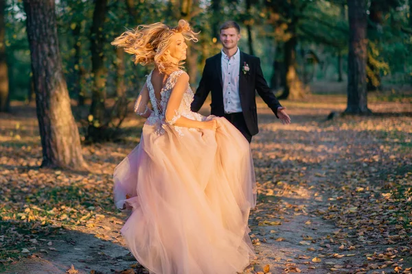 Feliz novia corriendo a conocer a su novio —  Fotos de Stock