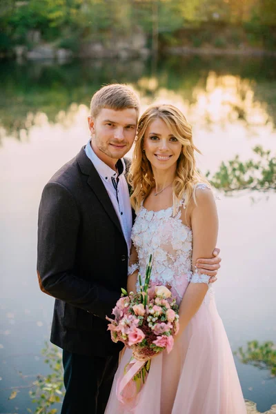 Portrait d'une jeune mariée regardant dans la caméra — Photo