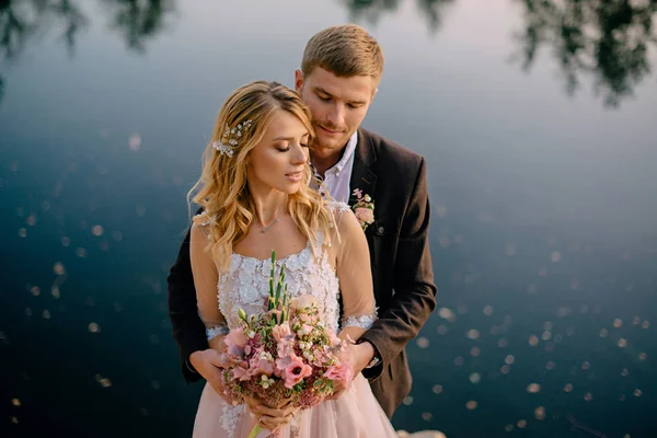 Retrato sensível dos recém-casados ao pôr-do-sol — Fotografia de Stock