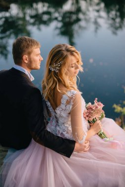 bir yaz akşamı göl kıyısında yeni evliler